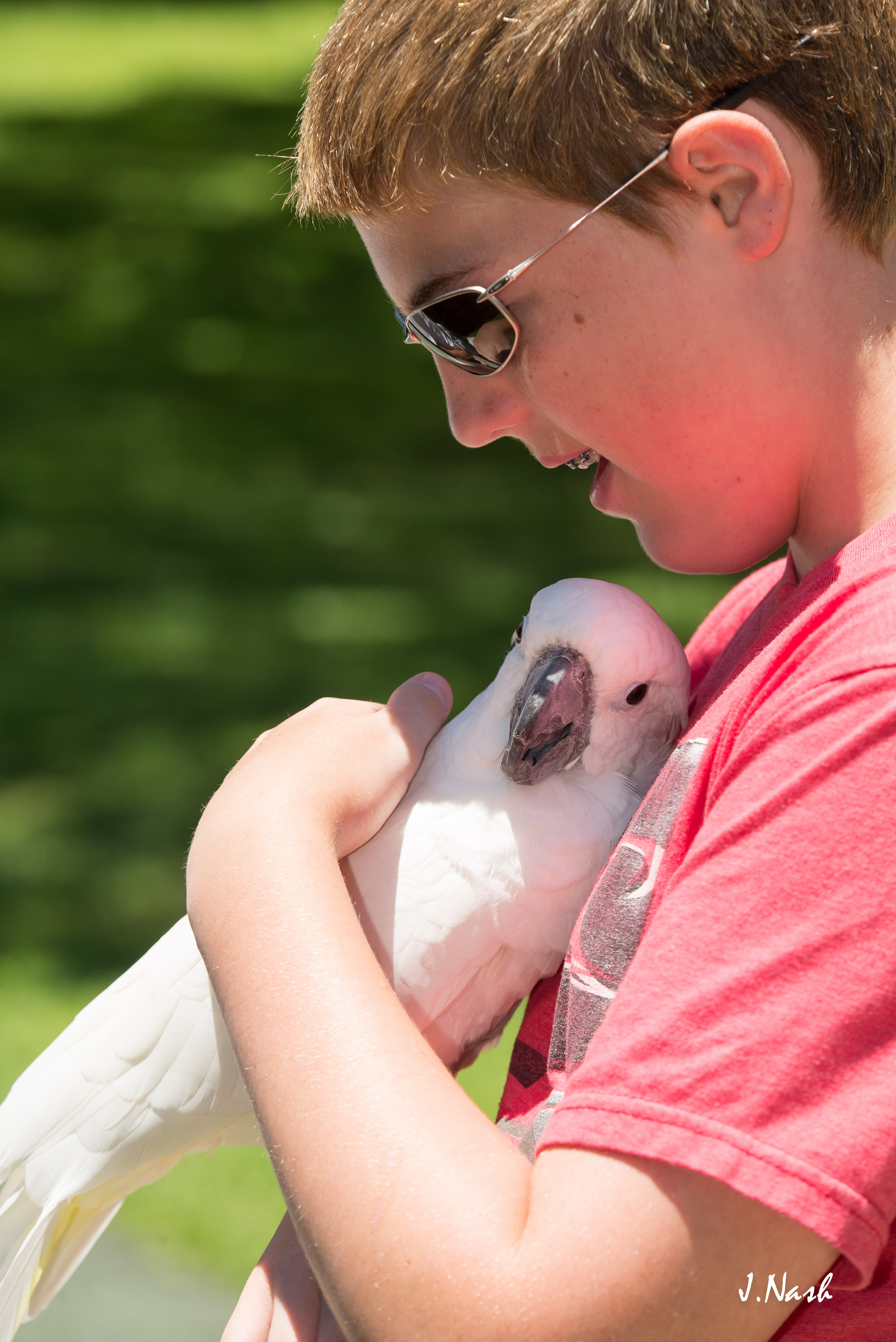 HFFN member with their cockatoo at an April 2015 gathering on Oʻahu
